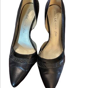 Anne Klein IFLEX black Snake skin style heel. Size 6 1/2 medium.